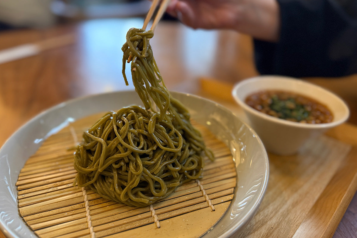香りをしっかり感じる「モリンガうどん」を体験