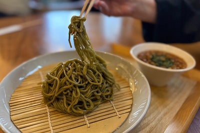 香りをしっかり感じる「モリンガうどん」を体験